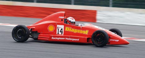 Nils K. Vestergaard har fået god tempo i Formel Ford-raceren.